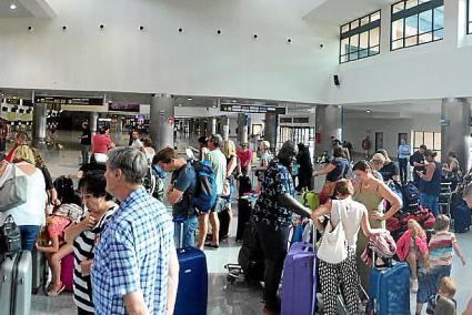 Panorámica de las grandes colas que se ocasionaron este miércoles por la mañana en las instalaciones del aeropuerto