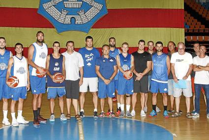 Jugadores, técnicos y directivos del Bàsquet Menorca, en un posado conjunto que ejerció de preámbulo a la pretemporada