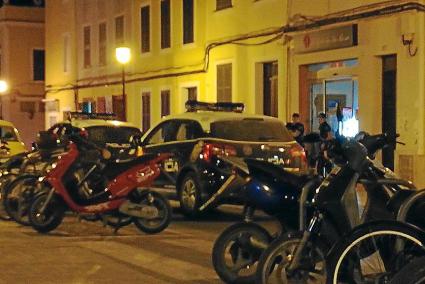 Dos policías locales custodiaron la entrada del bar mientras los nacionales realizaban el registro en el interior del establecim