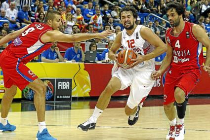 Ausencias ilustres. Sergio Llull penetra a canasta entre los balcánicos Nemanja Bjelica y Milos Teodosic durante un partido entr