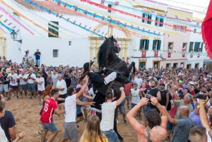 Tradició, protocols i festa es donaren ahir la mà al Pla de l’Església de Ferreries per viure el primer jaleo de les festes de S