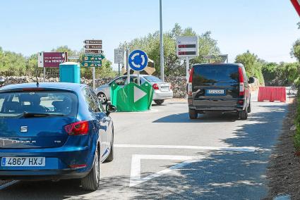 Informadores y guardias de seguridad obligan a los coches a dar la vuelta en Sant Joan de Missa si los parkings están llenos