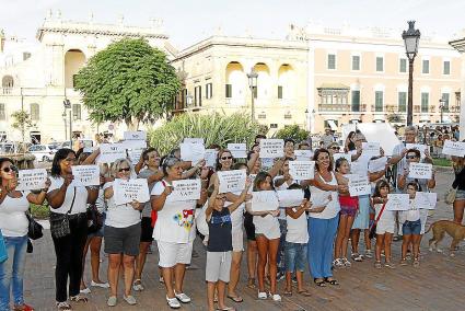 La concentración de las camareras de piso de Menorca tuvo lugar ayer por la tarde en la Plaça des Born