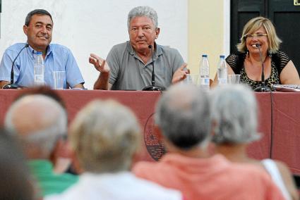 El alcalde Francesc Ametller, el diputado canario Pedro Quevedo y la concejala Antònia Cantallops este viernes durante la tertul