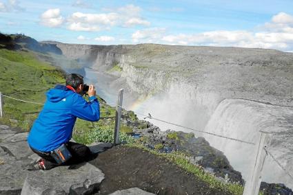 Roig toma fotografías de las cascadas en Gullfos, en el cañón del río Hvitá, al sureste de Islandia