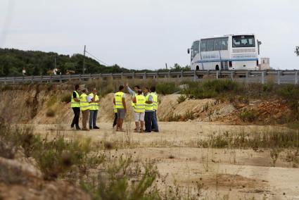 Técnicos del Consell y de las empresas contratadas revisan este lunes el estado de las obras de la rotonda de entrada a Alaior