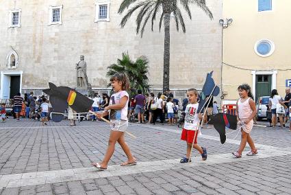 Les famílies que es van acostar a la plaça de la Conquesta van gaudir d’unes hores de diversió. Primer, amb els tallers de guind