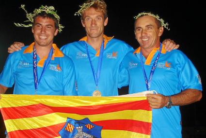 Jonathan Dunnet, Marc Riera y Bernant Coll Pons posan con la bandera menorquina tras lograr presea en Rodas 2007 en windsurf