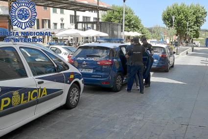 Los acusados, a su salida de la Comisaría de Policía el martes para ser conducidos al Juzgado