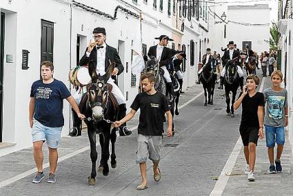 Els caixers fadrins de tots els pobles i una trentena de cavallers més, encapçalats pel fabioler