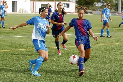 Ainhoa intenta superar a una jugadora del Barcelona en una imagen del encuentro disputado este domingo