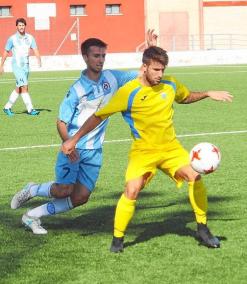 Izan protege el balón ante la presión de un jugador del Alcúdia