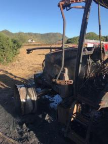 El tractor quedó calcinado por las llamas pese a la intervención de los bomberos e Ibanat