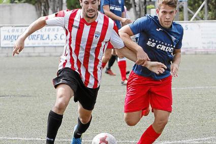 Elliot intenta dejar atrás a un jugador del Santanyí