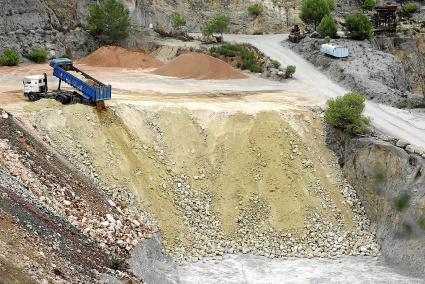 Cantera de Santa Bárbara. Un camión ayer por la mañana descargando material procedente de la excavación que se realiza en el nud