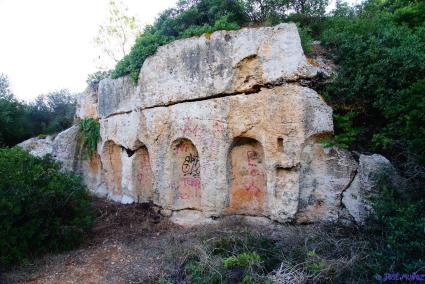 Las pintadas se han hecho en las capillas de Cala en Forcat.