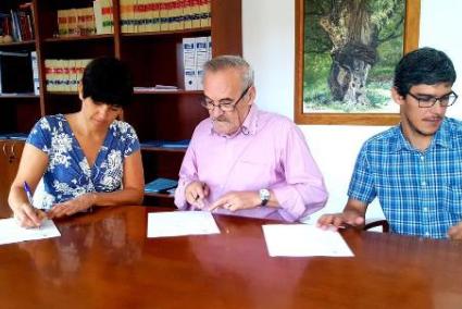 La alcaldesa Joana Gomila firmando el acta con la familia Dubón.