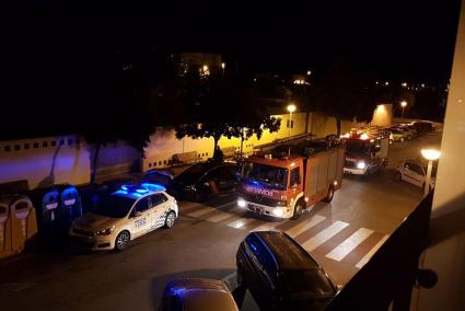 Bomberos y Policía en el IES Joan Ramis y Ramis de Maó la noche de este jueves por una alerta de incendio