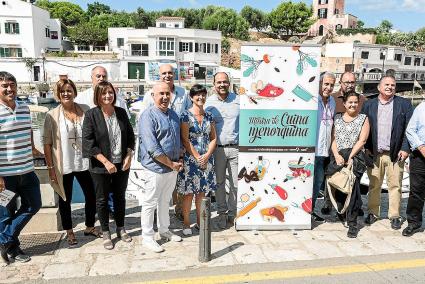 Organizadores, colaboradores, políticos y representantes del sector turístico, este jueves en el puerto de Ciutadella