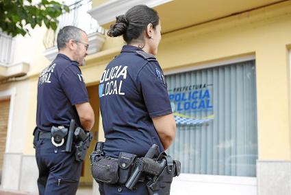 Cada agente guarda su arma en un armero individual dentro de un armario.