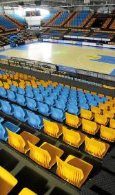 Plano elevado del Pavelló Menorca. El recinto recupera la actividad que instigó su construcción; el baloncesto