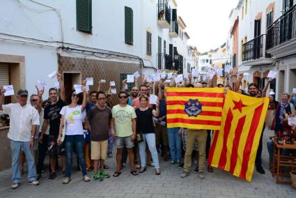 Unos 30 partidarios del referéndum en Catalunya y el derecho al voto por la autodeterminación se congregaron este sábado en Ferr