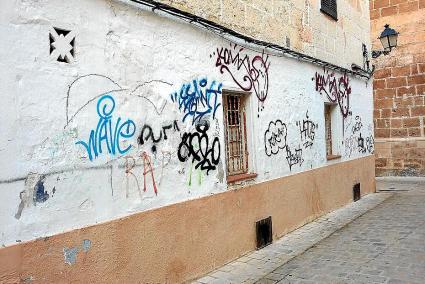 Una de las treinta pintadas localizadas en una pared frente al Arxiu Diocesà