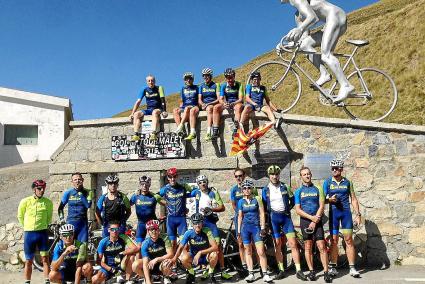 La expedición insular posa junto a la estatua de Octave Lapize, en la parte superior del Tourmalet.