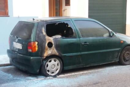 Imagen del coche calcinado en la calle Orient de Ciutadella.