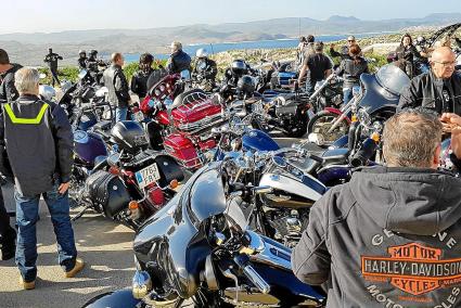 A lomos de 90 motocicletas, la comitiva recorrió la Isla