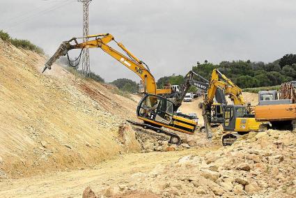 Una grúa interviene en una zona cercana al nudo de acceso de Alaior