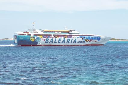 FORMENTERA. BALEARIA. LLEGADA DEL FERRY RAMON LLULL AL PUERTO DE FORMENTERA.