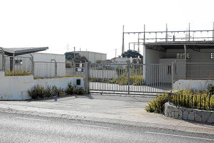 Entrada a la parcela en la que se tiene previsto ubiucar los servicios municipales.