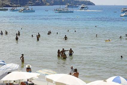 IBIZA - QUEJAS POR LAMASIFICACION DE LA PLAYA DE CALA TARIDA .