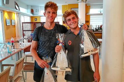 Pere Ponsetí y Fernando Sebastián posan con los trofeos conseguidos en Eivissa