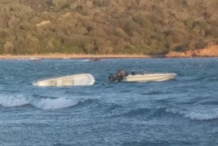 El fuerte viento y el oleaje han provocado situaciones como la sufrida por esta barca en Es Grau