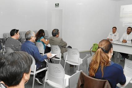 El conseller de Medio Ambiente Vicenç Vidal, y la directora general Joana María Garau asistieron ayer a la Junta Insular.