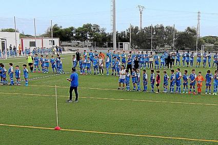 Los futbolistas de formación, sobre todo los más menudos, acapararon la atención en la jornada de presentación de la familia bla