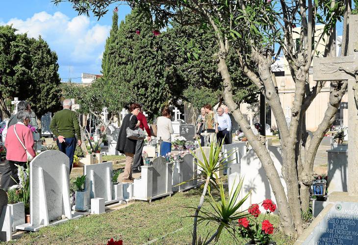 A Ciutadella, els jardins i les sepultures presentaven una imatge preciosa, tot ple de flors i amb la majoria de les làpides net