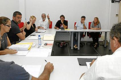 Verdú, en un primer plano, frente a los concejales del PSOE, en el pleno de septiembre.