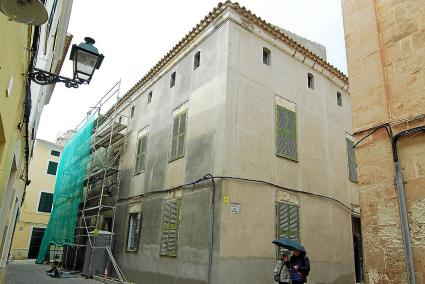 Obras de rehabilitación que se realizan estos días en un edificio en la esquina de la plazuela del Roser de Ciutadella