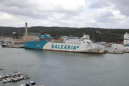 El Martín i Soler de Baleària ha sido desviado al puertto de Maó.