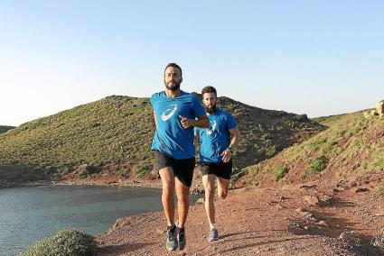 Lorente, en primer término, en un entreno por la costa insular junto a Eric Domingo, impulsor de la campaña