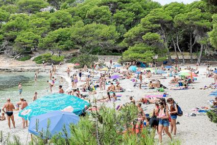 Imagen de archivo de bañistas en la playa de Macarella al final de la temporada turística, el pasado mes de septiembre.