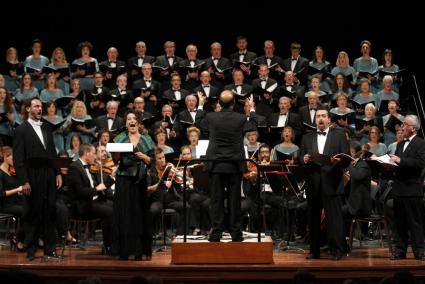 Un moment del concert d’anit al Teatre Principal, amb el qual la coral va voler fer el seu particular homenatge als 200 anys d’ò