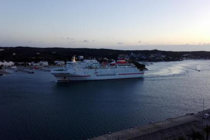 El J.J. Sister de Trasmediterránea, entrando en el puerto de Maó, la mañana de este miércoles.