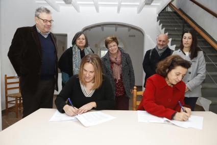 La presidenta del Consell, Susana Mora, y la consellera Fina Santiago durante la firma del acuerdo.