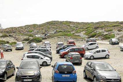 El nuevo parking está llamado a terminar con la práctica habitual de aparcar en las explanadas cercanas al camino de la playa.