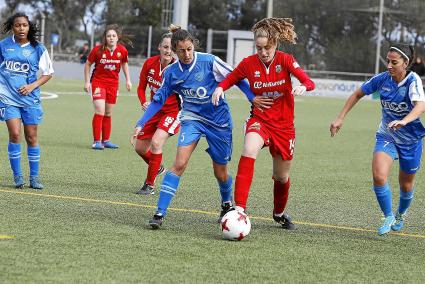 El Sporting logró frenar al Collerense para sumar un valioso empate. Clara Villanueva disputa un balón con Cora Torrens.