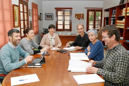 Guillem Rosselló con las alcaldesas Gomila y Juanola, el conseller Ares y otros altos cargos